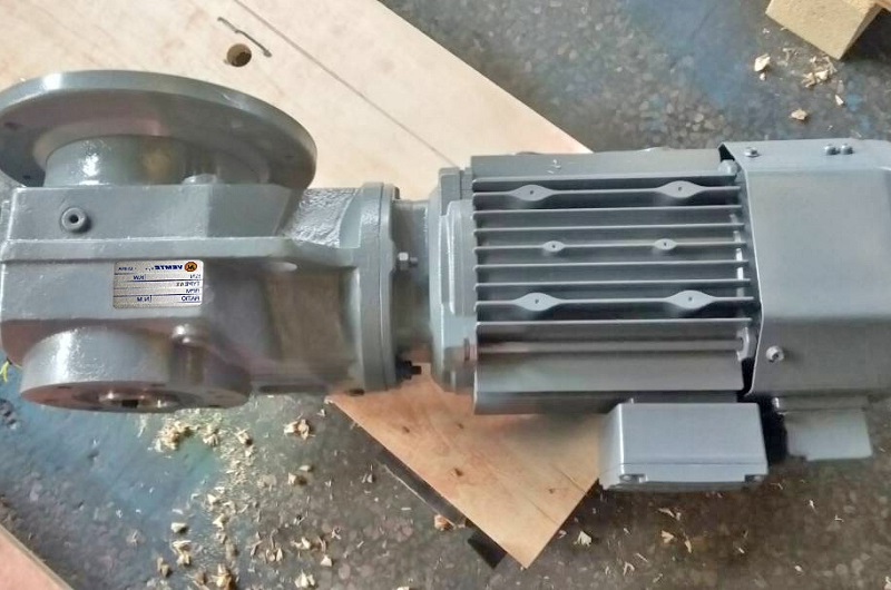 1比105减速电机,1:105减速机,105比减速器,水泥起泡机减速机.jpg