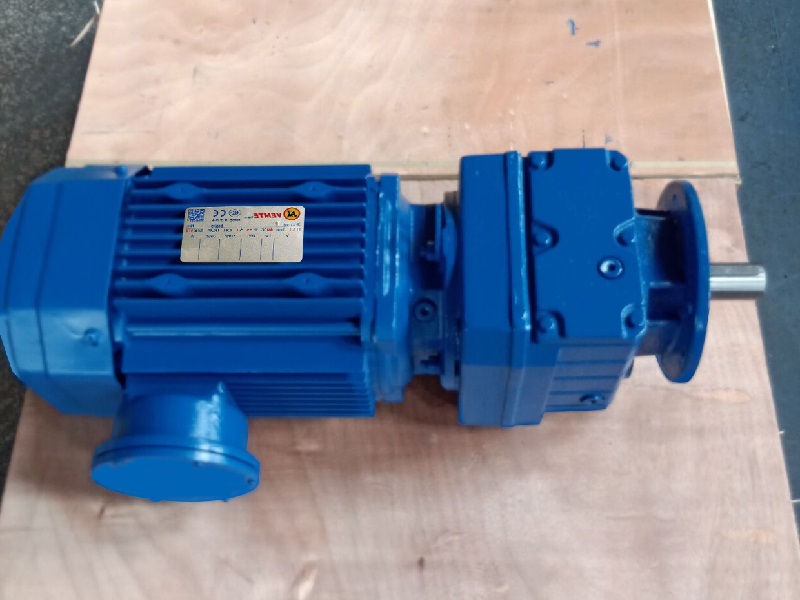 RF47-47.75-YBVP8014-0.55KW-M1-270°减速电机.jpg